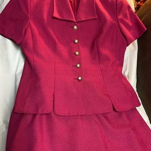 1  two-piece woman short sleeve suit like new color dark pink